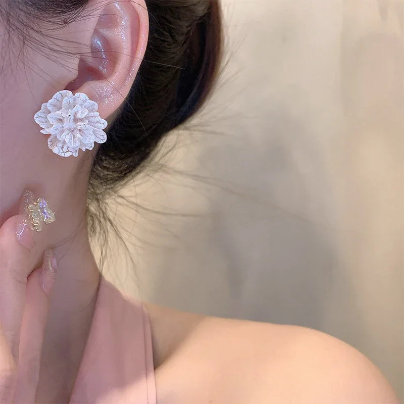 Red Retro Pixiu earrings for women, stylish gold-tone pendants featuring traditional Chinese design, crafted by Corporación Turística.