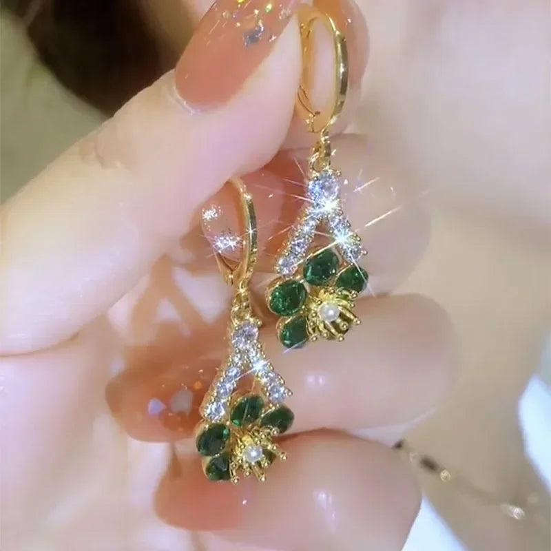 Elegant green crystal floral earrings from Corporación Turística, showcasing intricate design and luxurious craftsmanship.