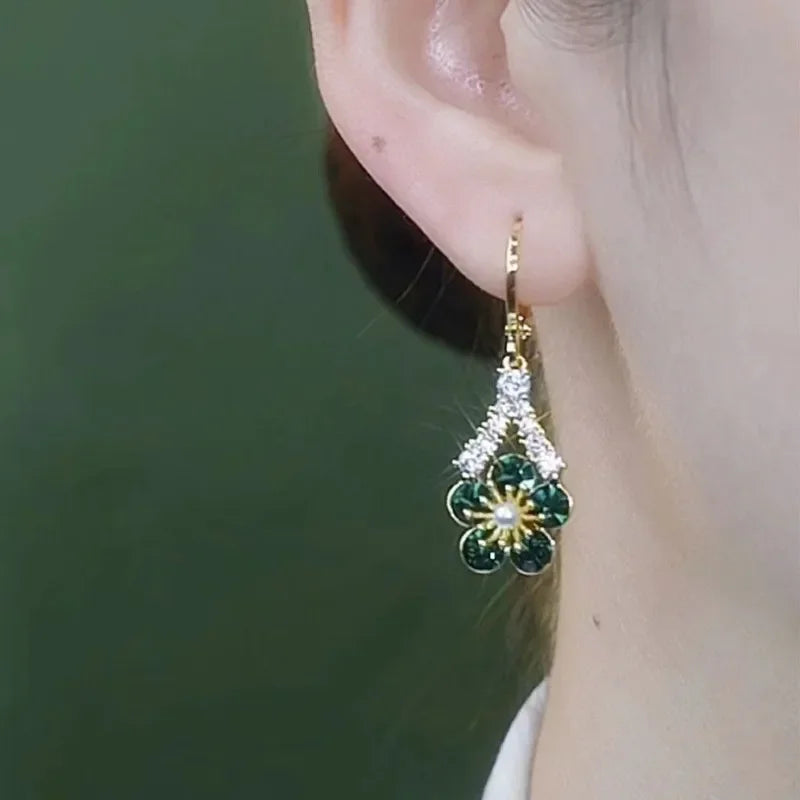 Luxurious green crystal flower earrings from Corporación Turística, elegant jewelry with vibrant floral design.