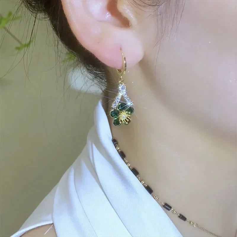 Luxurious green crystal flower earrings from Corporación Turística, elegant jewelry with vibrant floral design.