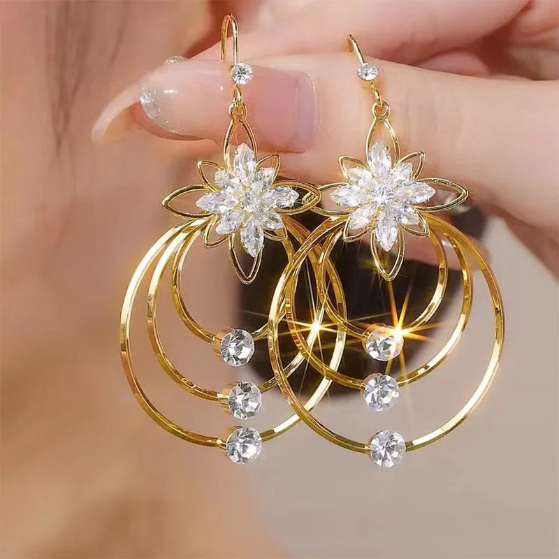 Elegant circular floral earrings by Corporación Turística, featuring intricate flower designs and a unique personal style.
