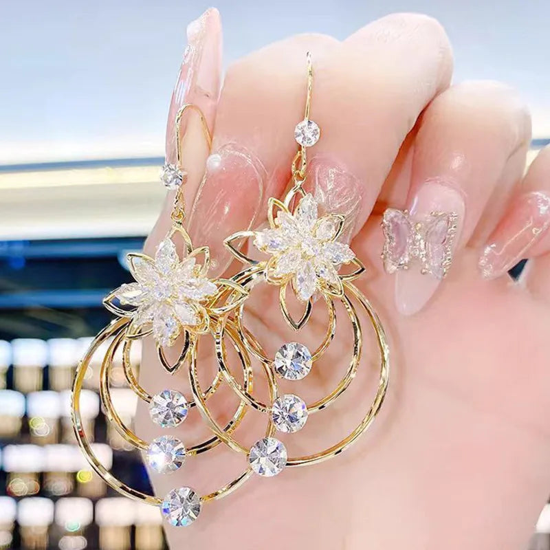Elegant circular flower earrings with intricate design, crafted by Corporación Turística, perfect for stylish accessories.