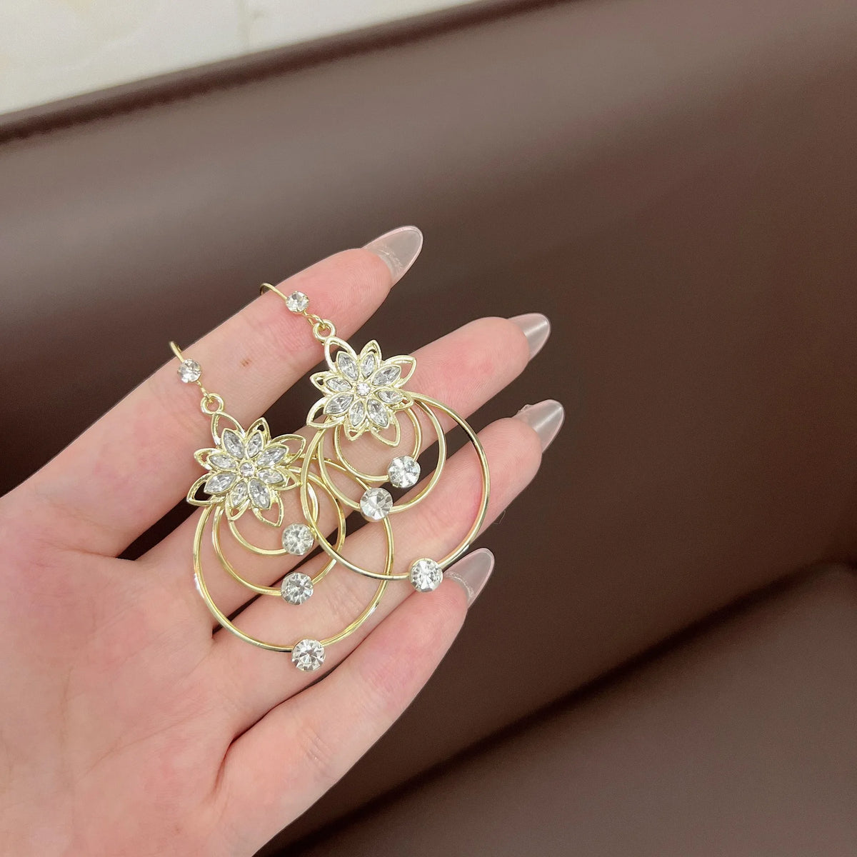 Delicados pendientes circulares de flores con diseño personalizado, hechos por Corporación Turística, ideales para moda elegante.