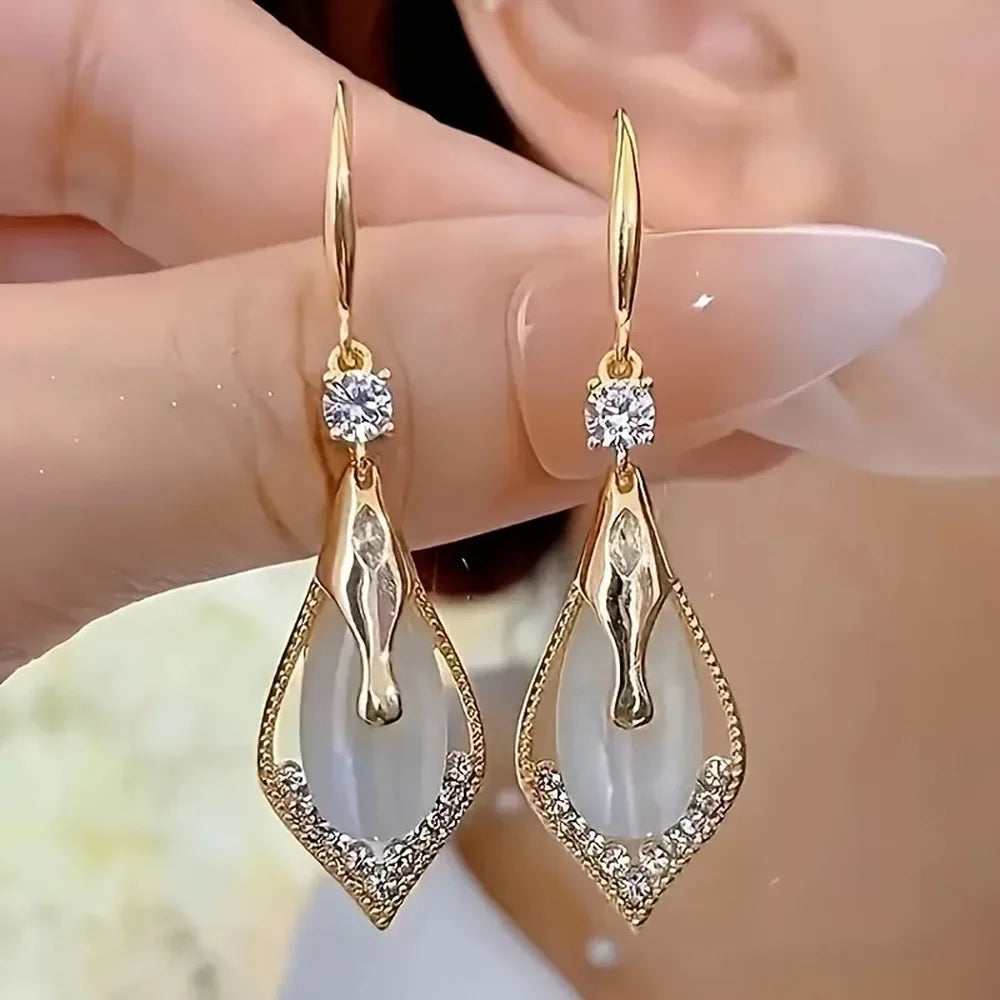 Elegant crystal drop earrings featuring circular design from Corporación Turística, showcasing intricate glass craftsmanship.