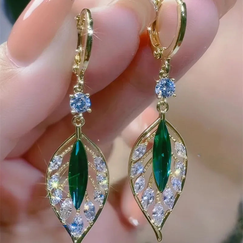 Gold leaf crystal earrings for women featuring green crystals, elegant jewelry by Corporación Turística.