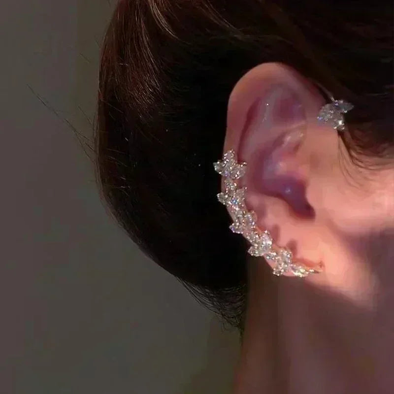 Gold leaf crystal earrings for women, featuring green crystal accents, stylish jewelry by Corporación Turística.