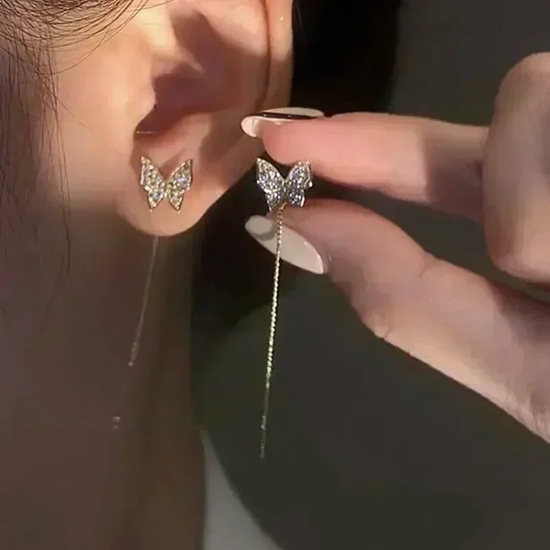 Gold leaf crystal earrings for women, featuring green crystal leaves, stylish jewelry by Corporación Turística.