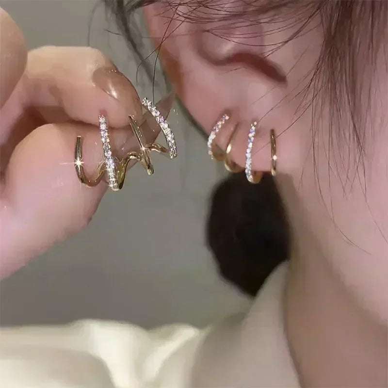 Gold leaf crystal earrings for women featuring green crystals, elegant jewelry by Corporación Turística.