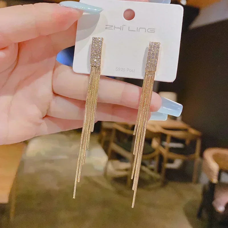 Gold leaf crystal earrings for women featuring green crystal accents, elegant jewelry by Corporación Turística.