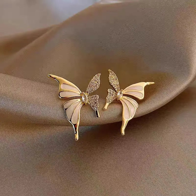 Elegant butterfly-shaped fashion earrings for women by Corporación Turística, showcasing intricate details and a stylish design.