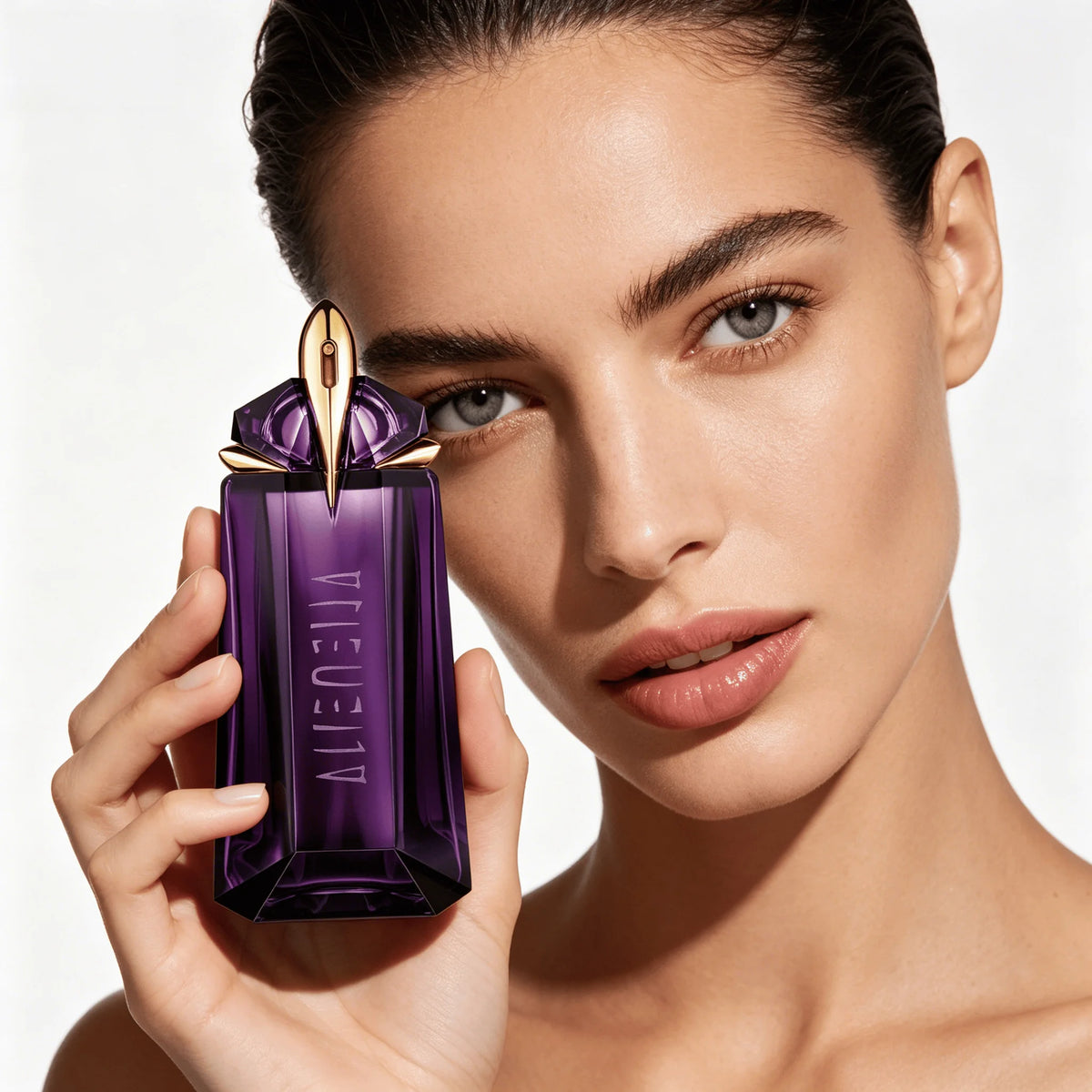 Mugler Alien Eau De Parfum 90ml refillable bottle, elegant glass perfume bottle with green accents, luxurious fragrance presentation.