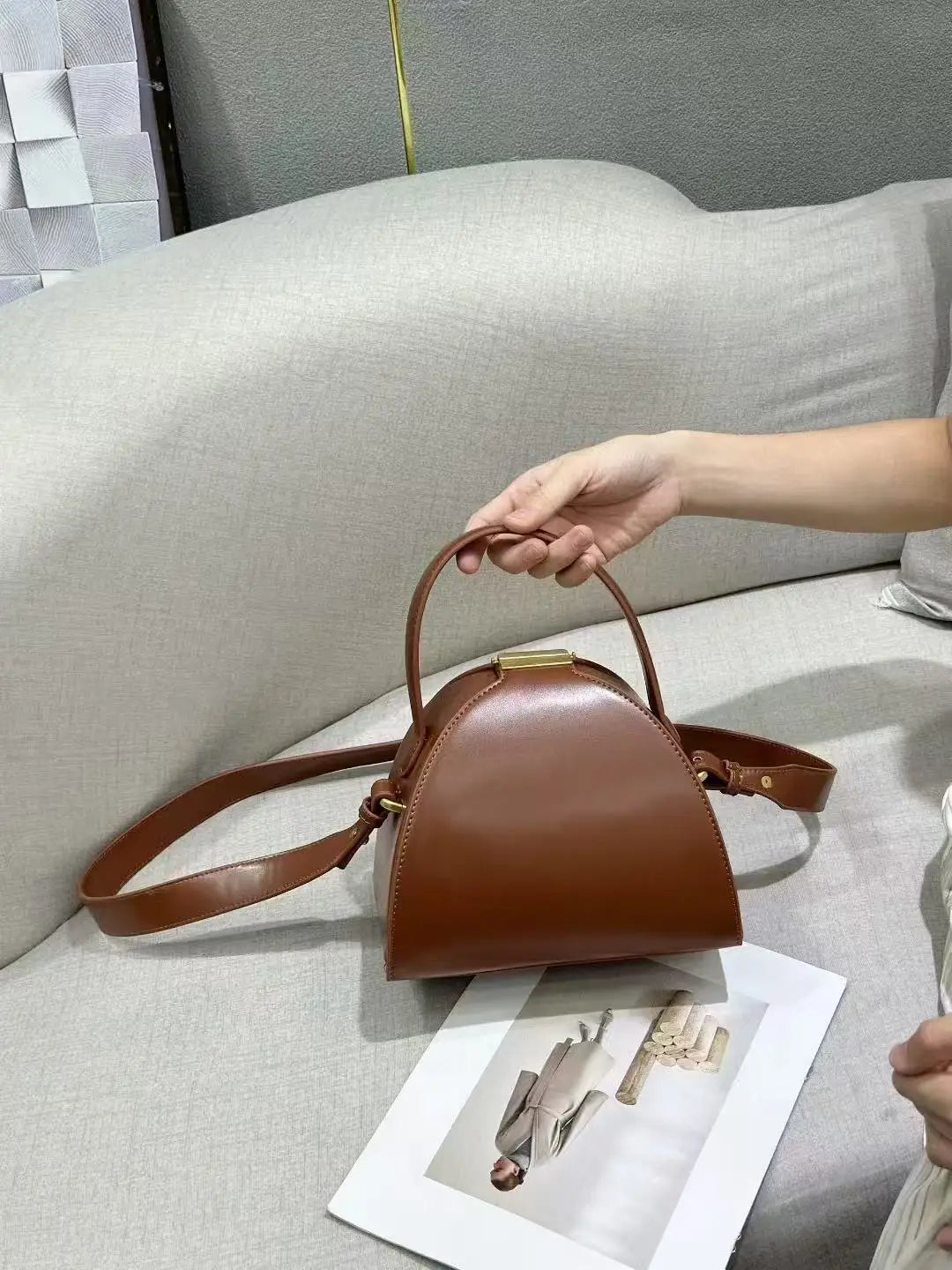 Nuevo bolso de hombro de PU para mujer con diseño de nicho, en color dorado, de Corporación Turística, tamaño 22x14x19 cm