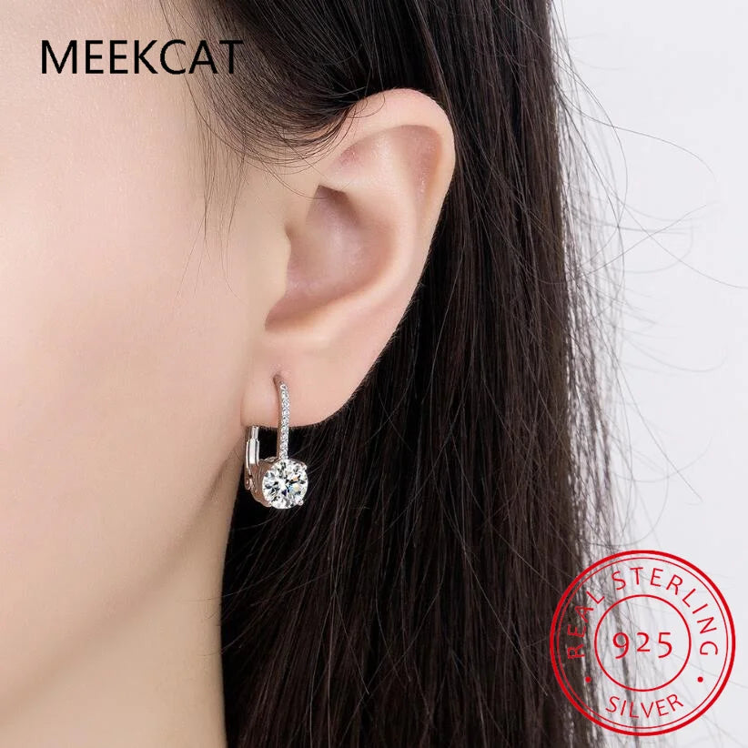 Gold 18K hoop earrings with sparkling 2-carat moissanite stones, elegant jewelry by Corporación Turística
