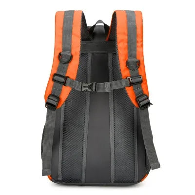 Green hiking and outdoor sports backpack from Corporación Turística, 36-55L, designed for hiking and leisure activities.