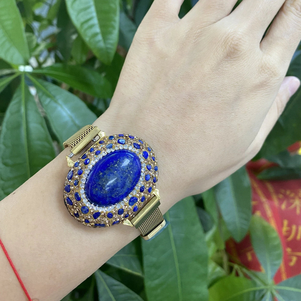 Stainless steel belt chain with lapis lazuli and onyx stones, crafted by Corporación Turística, displayed in a close-up image.