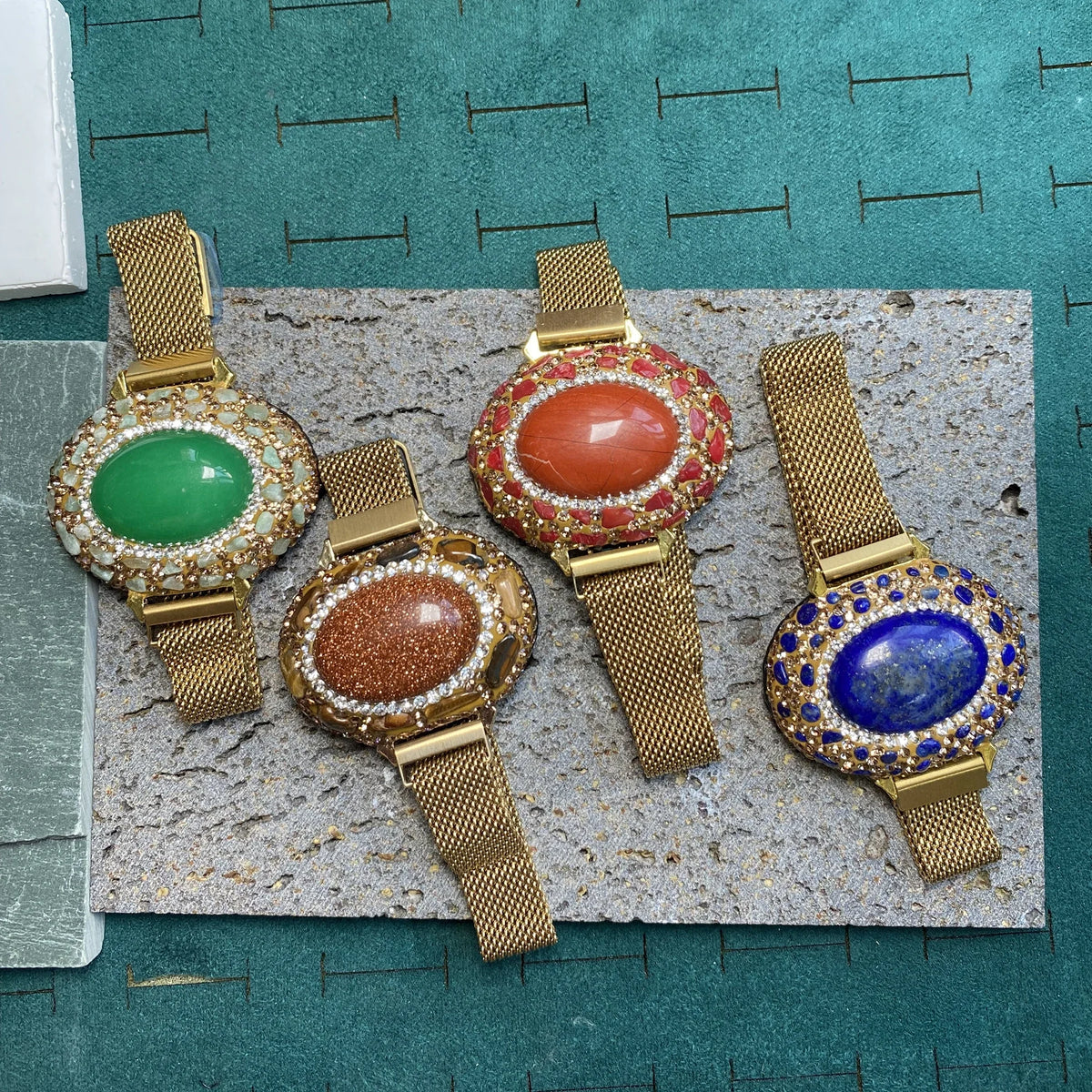 Stainless steel belt chain with lapis lazuli and onyx beads, crafted by Corporación Turística.