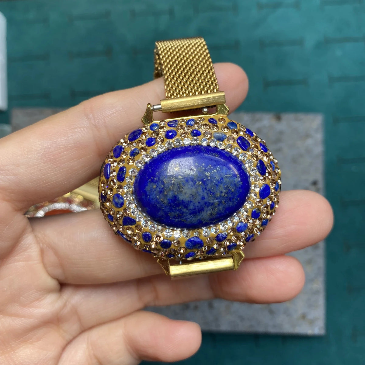 Stainless steel belt chain with lapis lazuli and onyx stones, designed by Corporación Turística, showcasing its detailed craftsmanship.