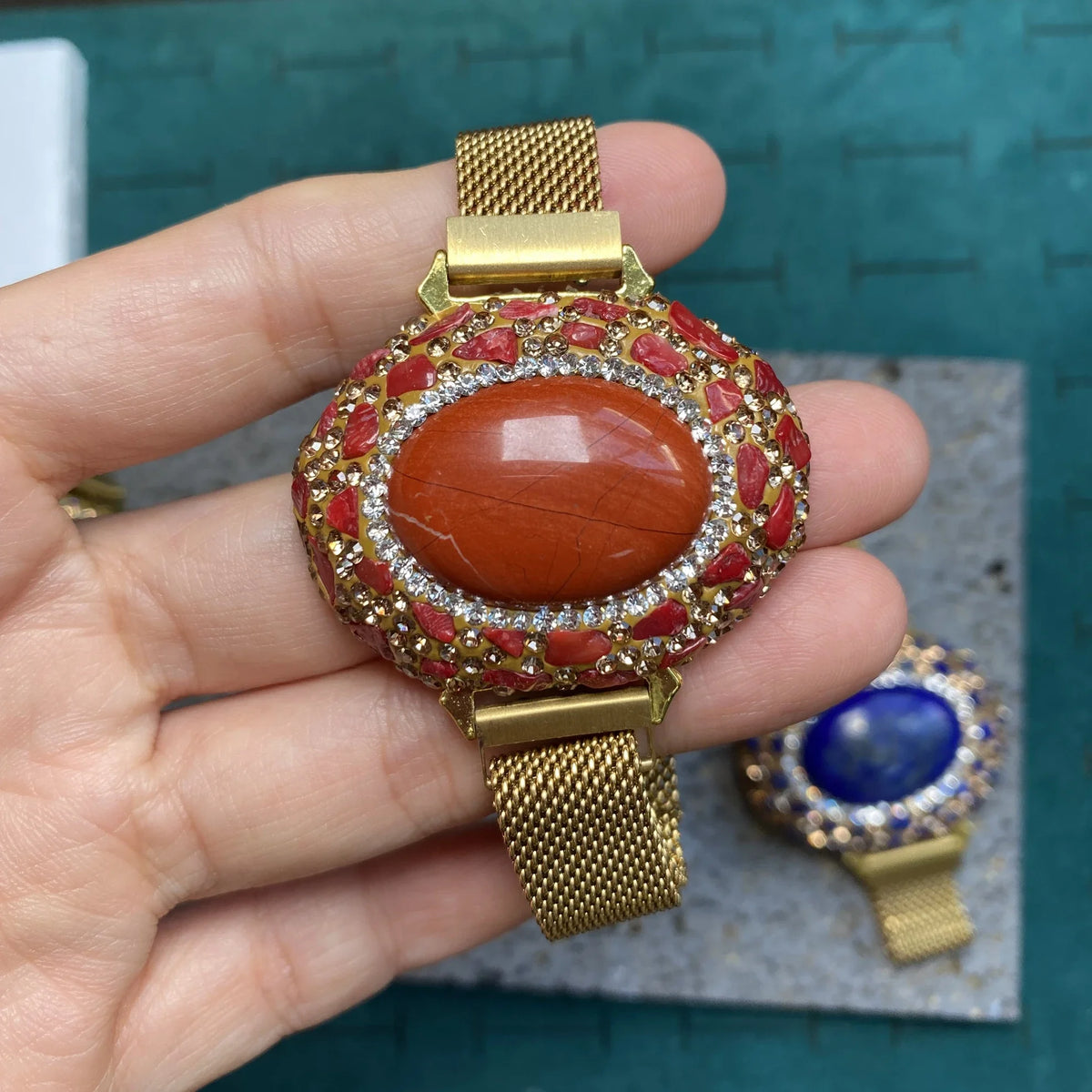 Green stainless steel belt chain with lapis lazuli and onyx accents, crafted by Corporación Turística.