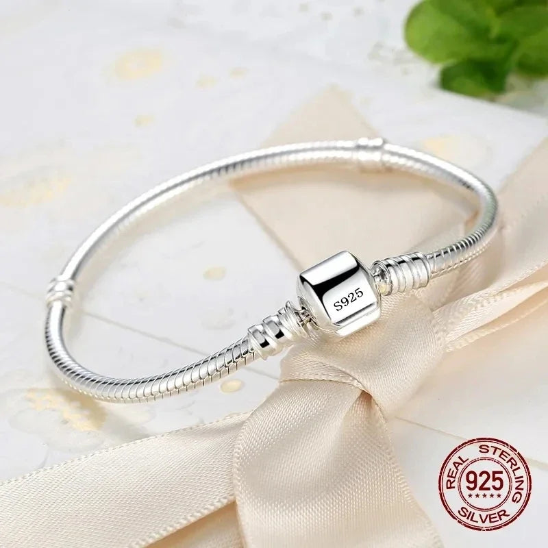 Handmade fine jewelry silver bracelet from Corporación Turística, featuring intricate silver craftsmanship.
