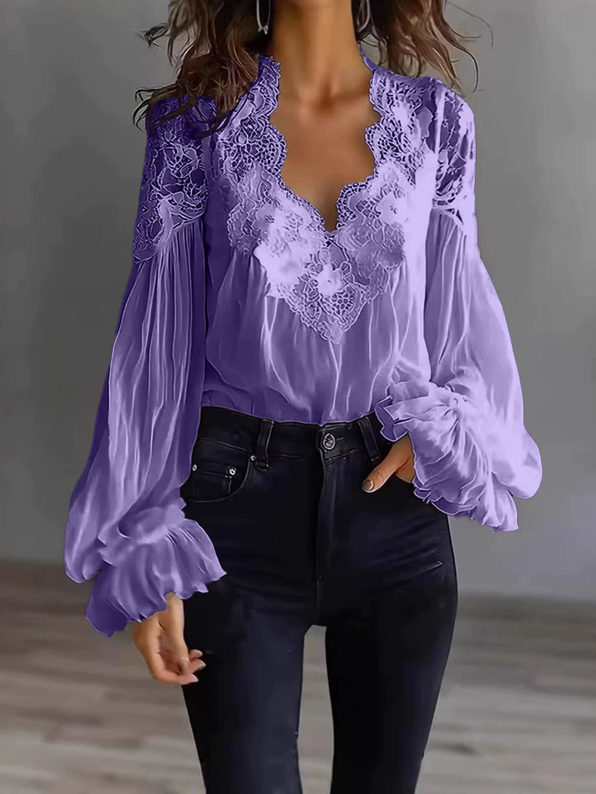 Blanca blusa de encaje con cuello en V profundo y mangas largas, diseñada por Corporación Turística, en color blanco.