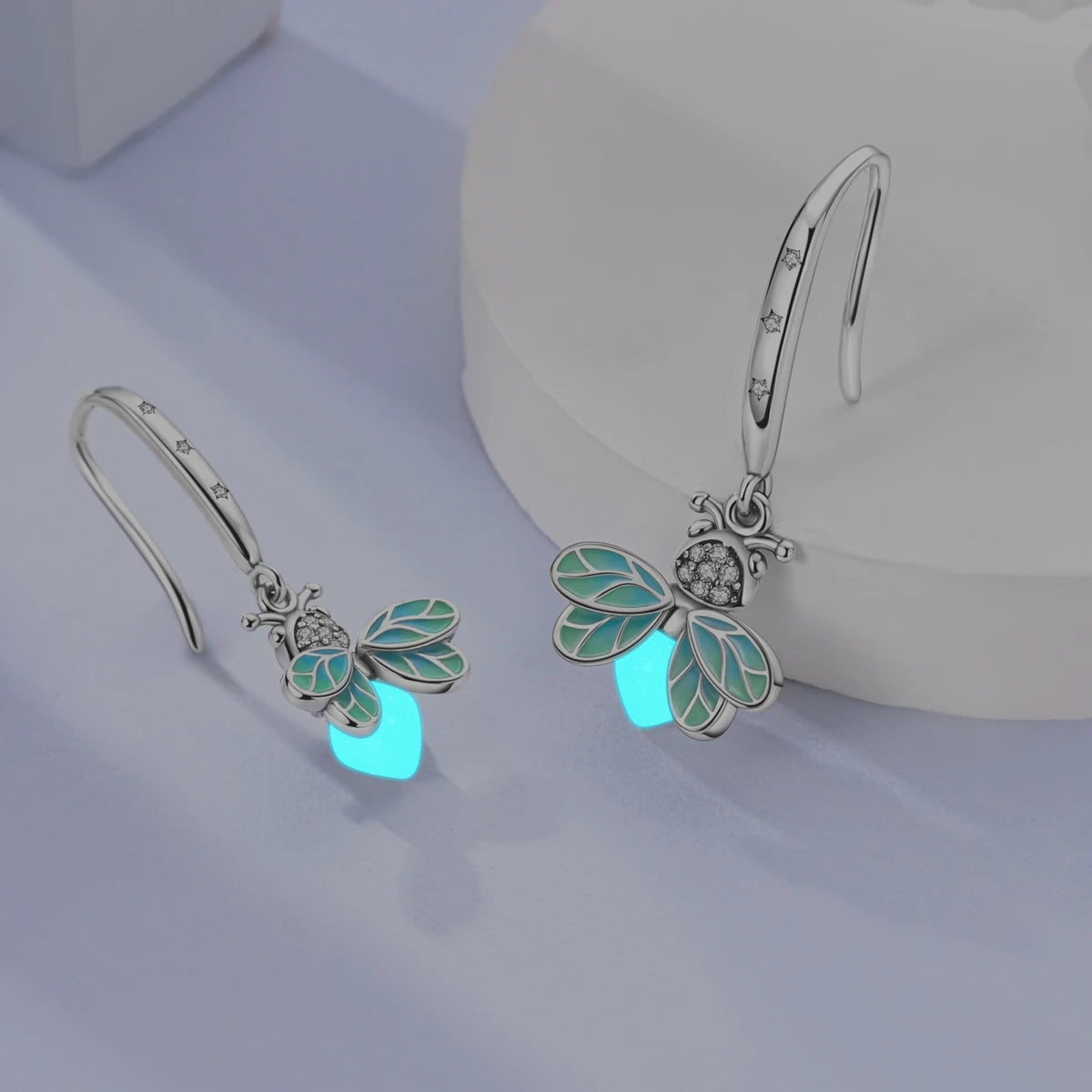 Sterling silver 925 drop earrings for women with teardrop design, crafted by Corporación Turística.