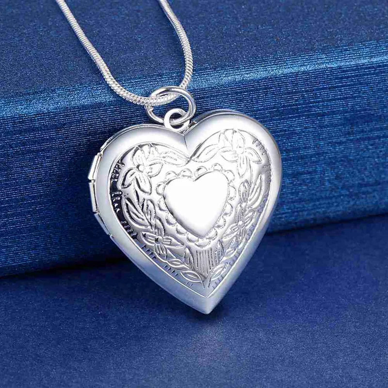 Sterling silver 925 shell pendant necklace, 40-75cm length, with a polished concha design, by Corporación Turística.