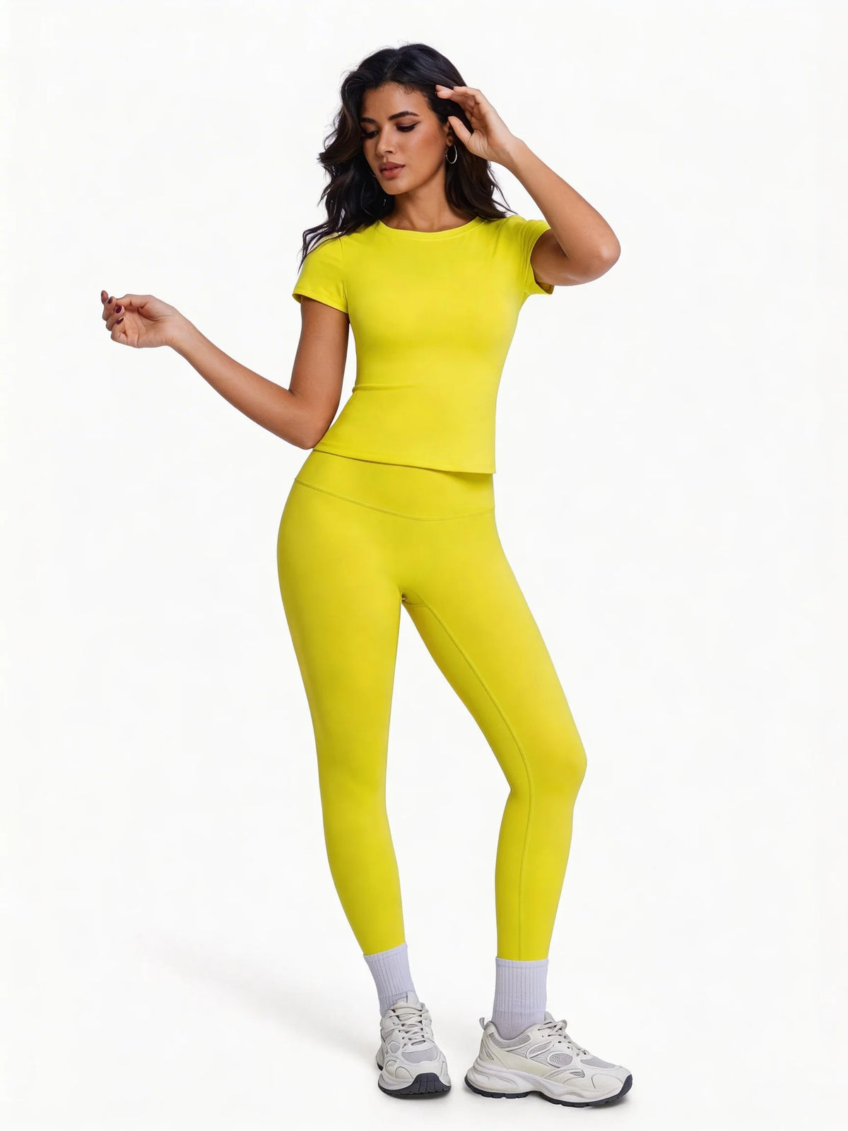 Conjunto deportivo de 2 piezas para mujer, camiseta y pantalones de Corporación Turística, en color marfil, ideal para ejercicio.