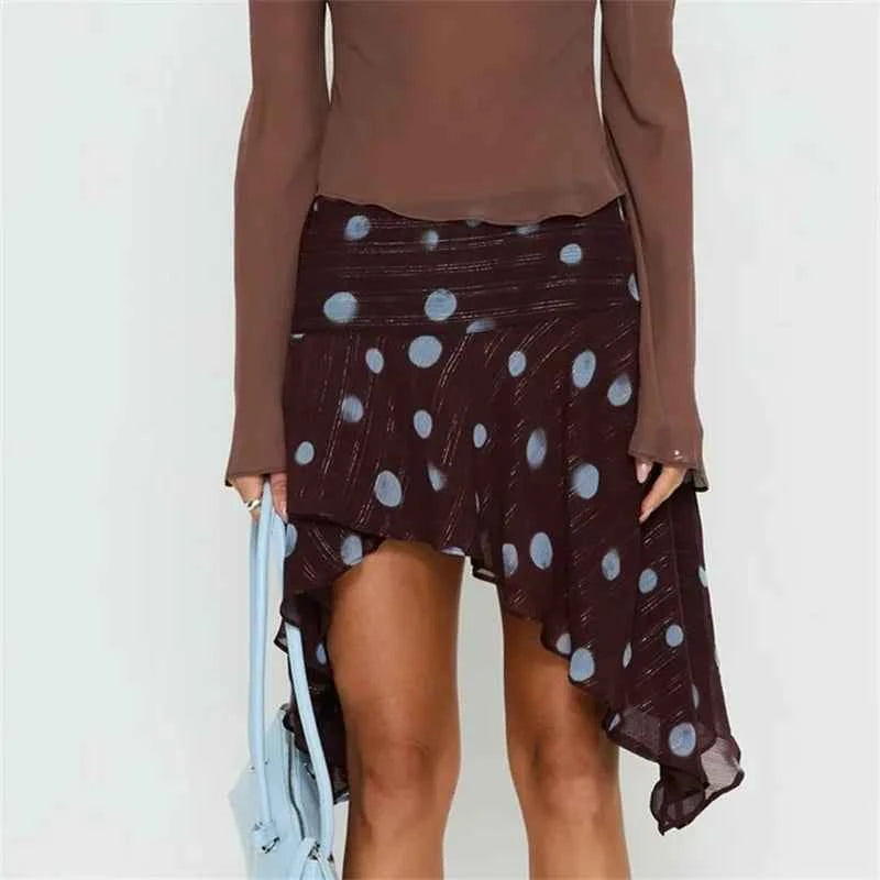 Transparente minifalda de lunares para mujer de malla en color marrón, con diseño ajustado y estilo moderno.