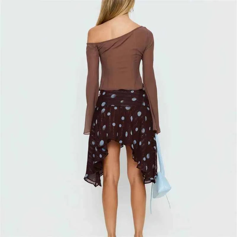 Transparente minifalda de lunares para mujer de malla en color marrón, diseñada por Corporación Turística.