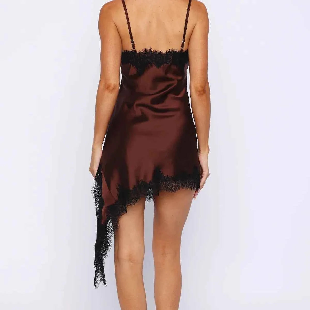 Brown women's camisero minivestido with lace details and rolled hem, featuring a stylish and comfortable design.