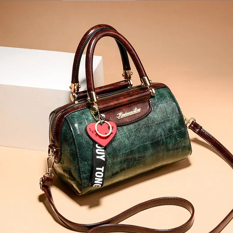 Luxury black women's shoulder bag with elegant design, featuring a sleek style and spacious interior from Corporación Turística.