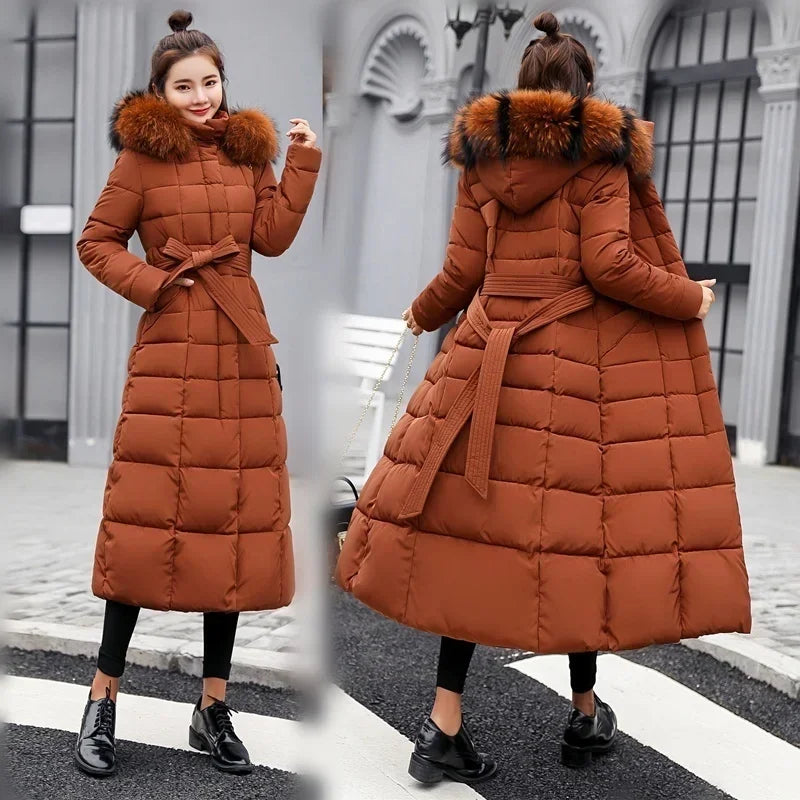Largo abrigo de invierno para mujer en color negro, cálido y elegante, de la marca Corporación Turística, con capucha y bolsillos.