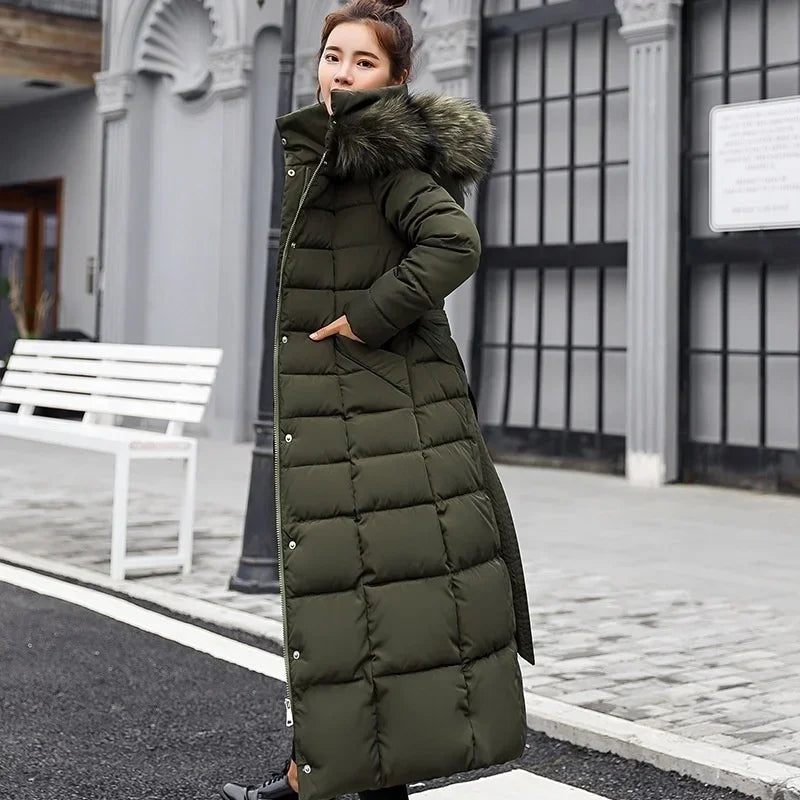 Larga capa de invierno para mujer en color negro, con diseño cálido y elegante, de la marca Corporación Turística.