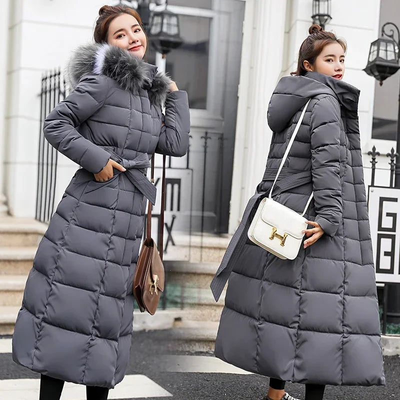 Largo abrigo de invierno para mujer en color negro, cálido y elegante, de la marca Corporación Turística.