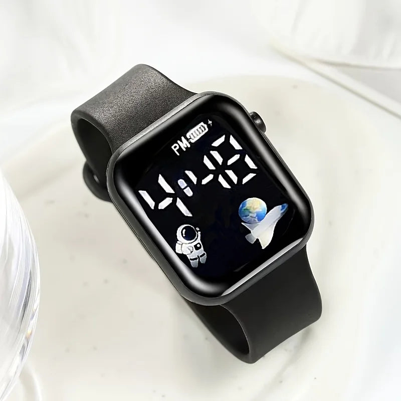 Set de accesorios para hombre de cuatro piezas en color negro, incluye reloj, pulsera, cinturón y tarjetero, de la marca Corporación Turística.