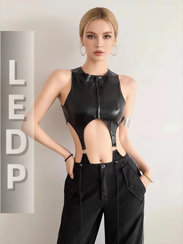 Black unstructured leather IMU body for women, featuring a loose fit and modern cut, designed by Corporación Turística.