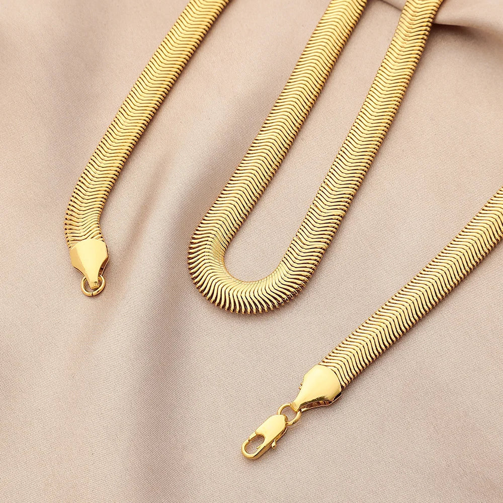 Gold-plated 18K 925 sterling silver chain from Marca Popular, 60 cm (24 inches) long, with detailed close-up of the jewelry.