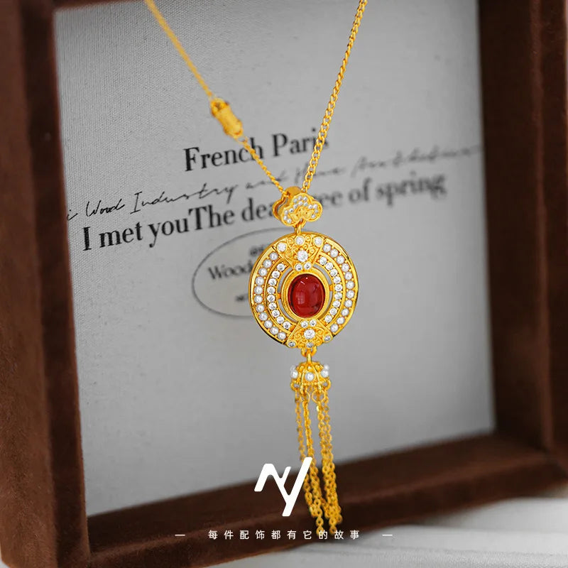 Gold collar de clavícula con borla de rubí ovalado para mujer, elegante accesorio de joyería con piedra de rubí brillante.