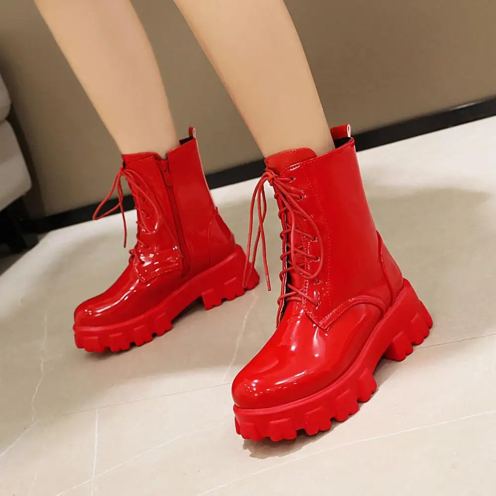 White patent leather women's platform ankle boots with short plush lining, stylish and trendy footwear by Corporación Turística.