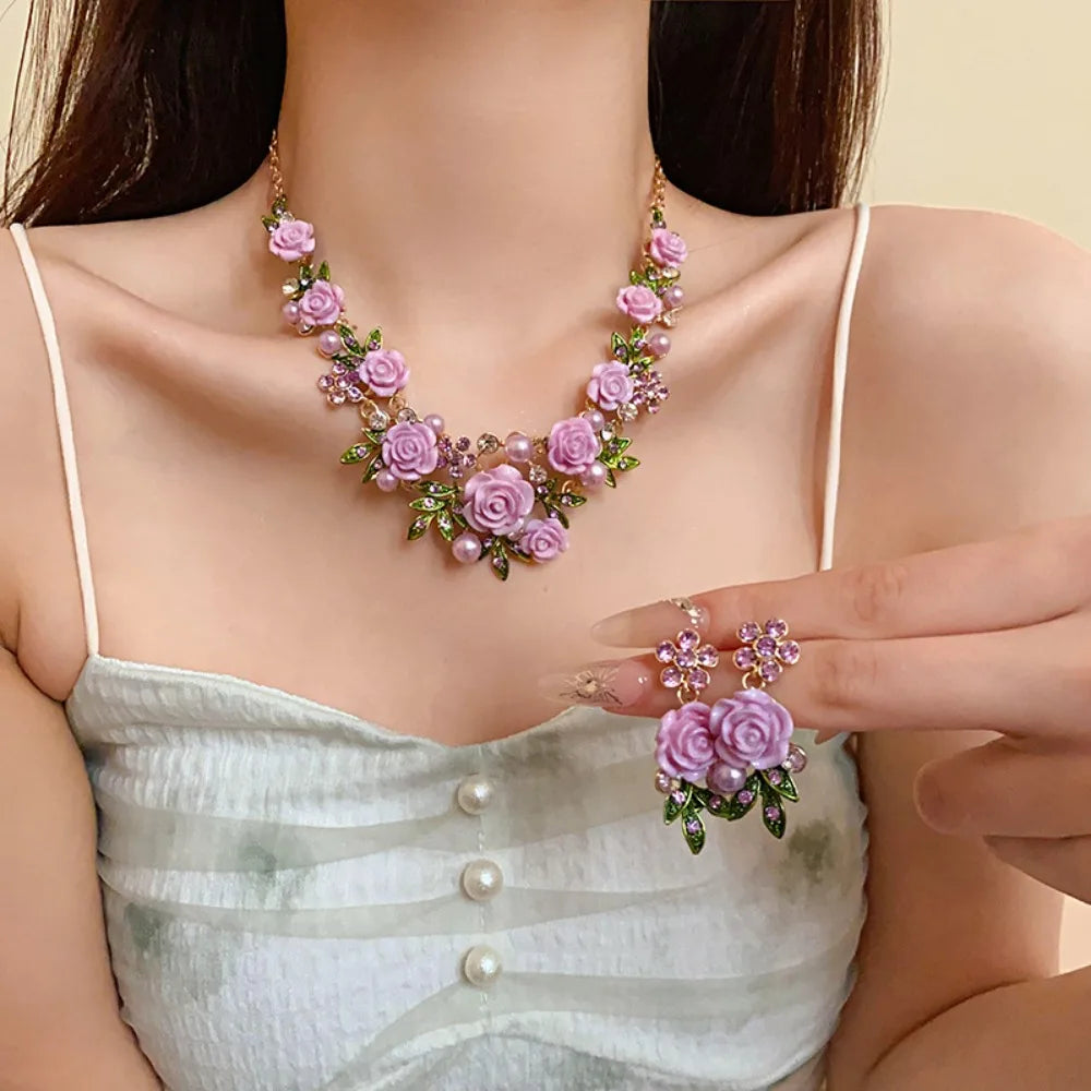 Lujoso collar de flores rosas con diamantes de imitación, elegante accesorio de Corporación Turística para ocasiones especiales.