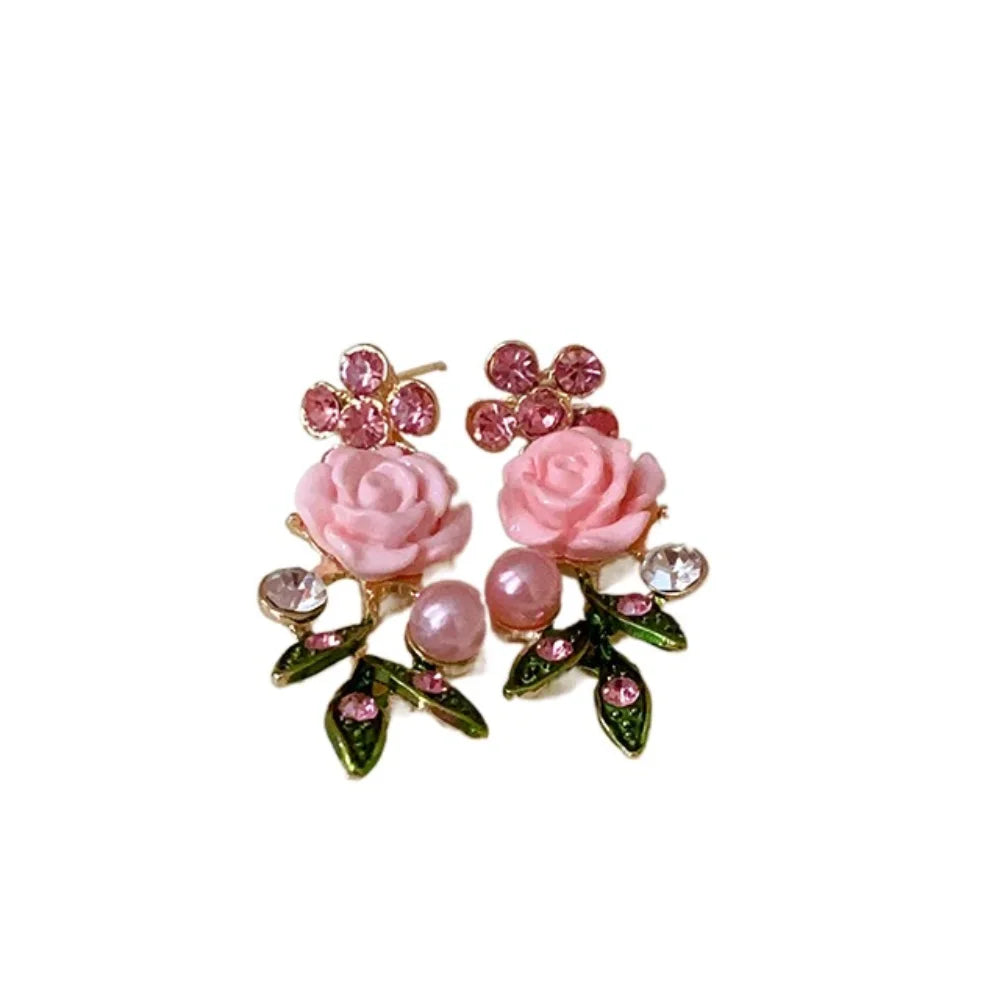Lujoso collar de flores rosas con diamantes de imitación, con detalles elegantes y delicados en diseño floral.