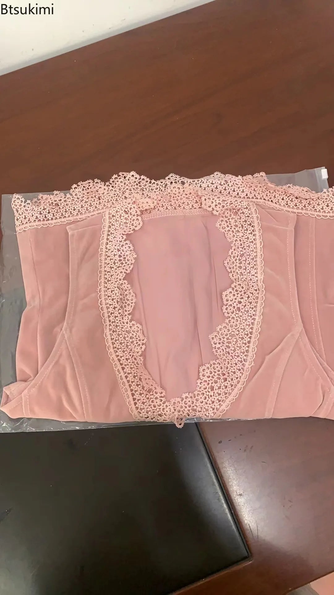 Pink lace sleeveless vest for women, smooth fabric with a collar, from Corporación Turística, size XXL.