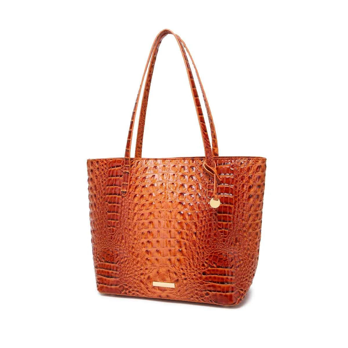 Conjunto de bolsos de mano con textura en relieve en tonos neutros, diseñado por Corporación Turística, para uso elegante y práctico.