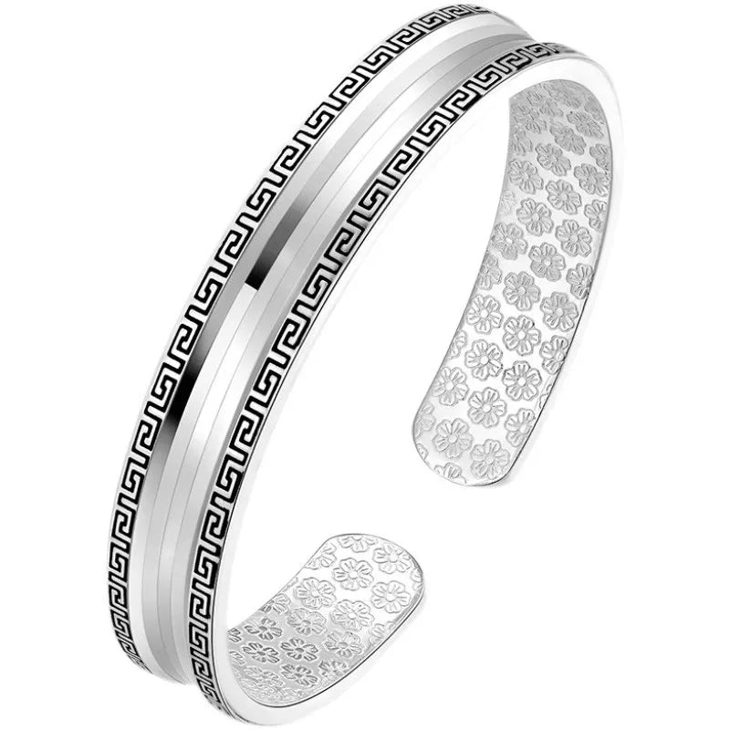 Textured circular silver bracelet in 925 sterling silver for men, featuring a sleek, modern design with smooth finish.