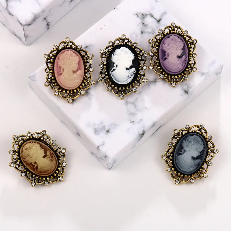 Vint-style Queen cameo brooch with imitation diamonds, featuring purple gemstone accents, elegant jewelry accessory.