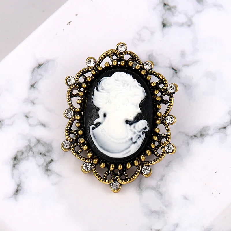 Imitación de camafeo de reina vintage con broche de diamantes de imitación en tonos morados, elegante accesorio de Corporación Turística.