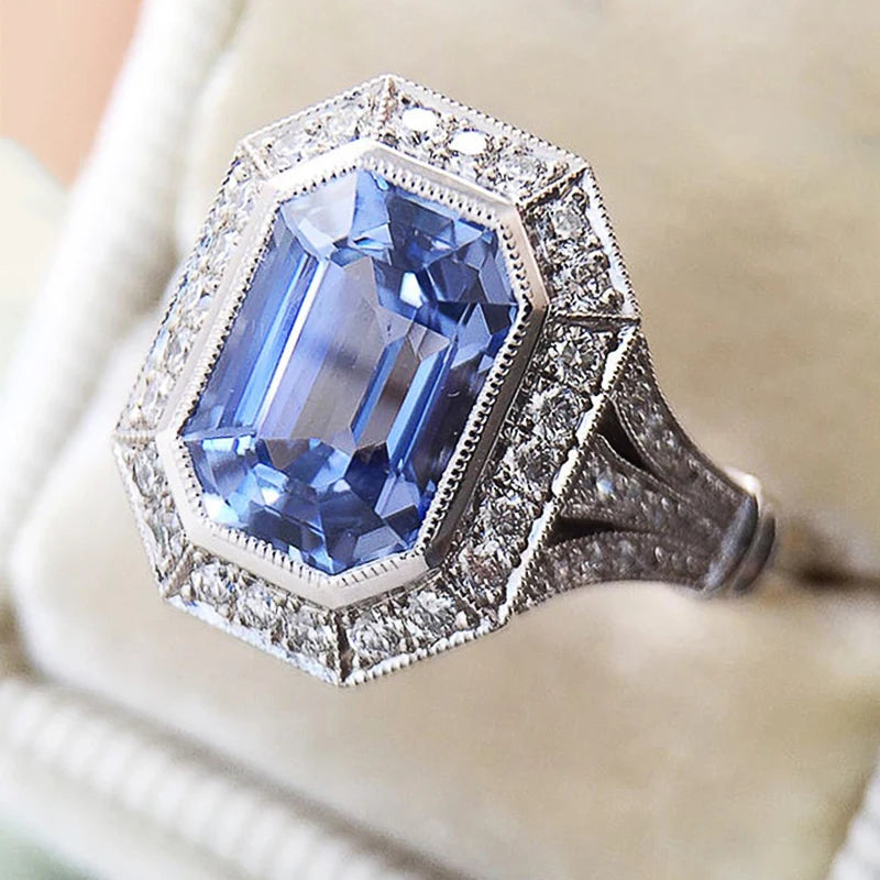 Elegant blue CZ ring for women from Huitan temperamento elegante collection, featuring a stylish design and sparkling gemstone.