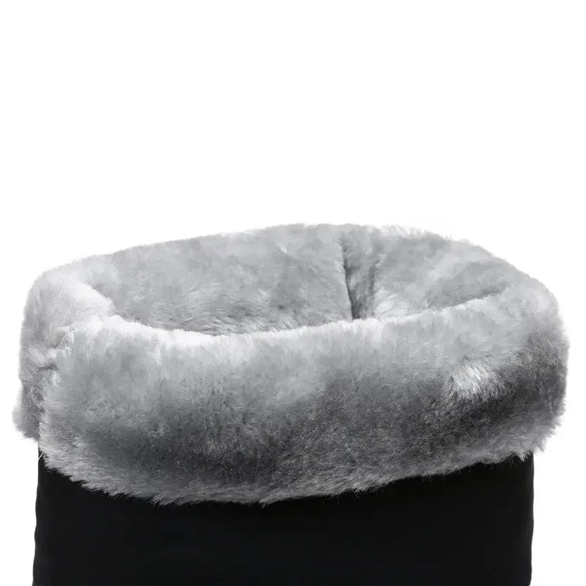 Warm women's snow boots by Corporación Turística, made of leather and plush lining for winter comfort and style.