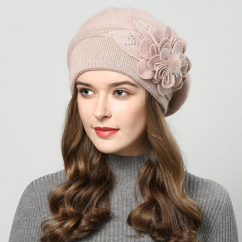 Tejida boina de conejo para mujer en lana, de Corporación Turística, en color rojo, con un diseño cálido y cómodo para invierno.
