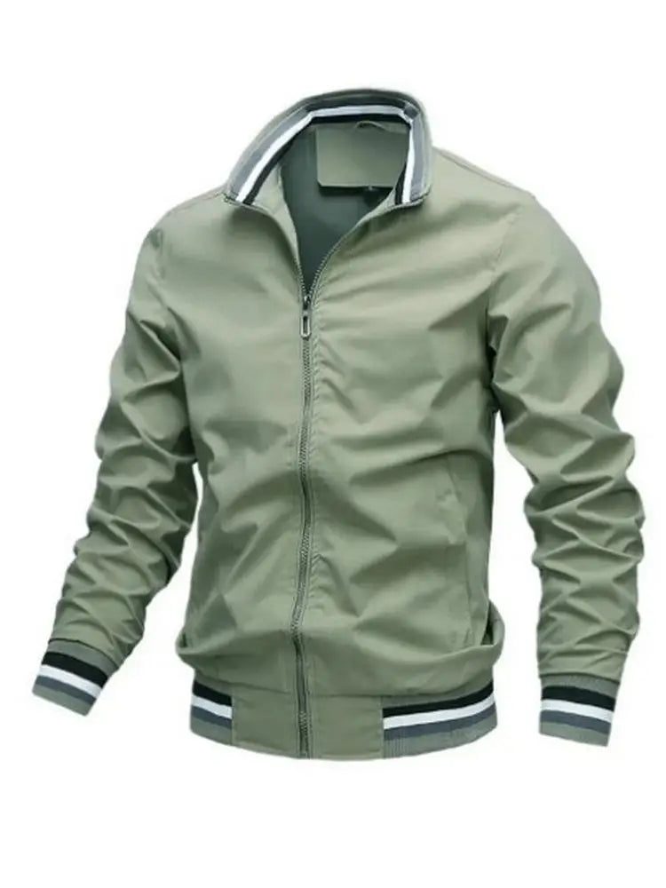 Hombre con chaqueta cortavientos impermeable y casual de Corporación Turística, en color oro, diseñada para primavera, altura 165cm.